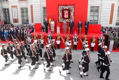 La presidenta de la Comunidad de Madrid, Isabel Díaz Ayuso (centro), pasa revista a las tropas durante el acto cívico-militar por el Dos de Mayo.
