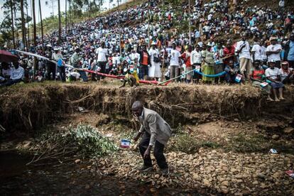 Partidarios del actual presidente de Ruanda Paul Kagame se reúnen para un mitin en Gakenke (Ruanda) con motivo de las elecciones presidenciales.