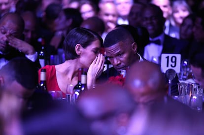 Katie Holmes, susurra algo al oído de su pareja Jamie Foxx en la fiesta celebrada antes de los Premios Grammy en Nueva York.