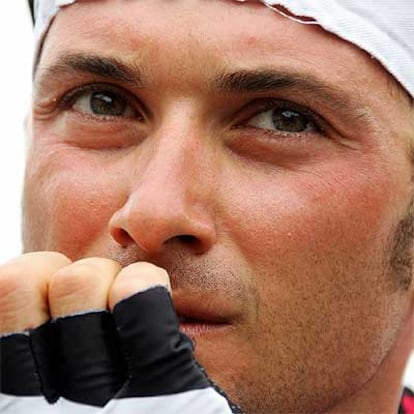 Ivan Basso, antes de tomar la salida en una etapa del Tour de 2005.