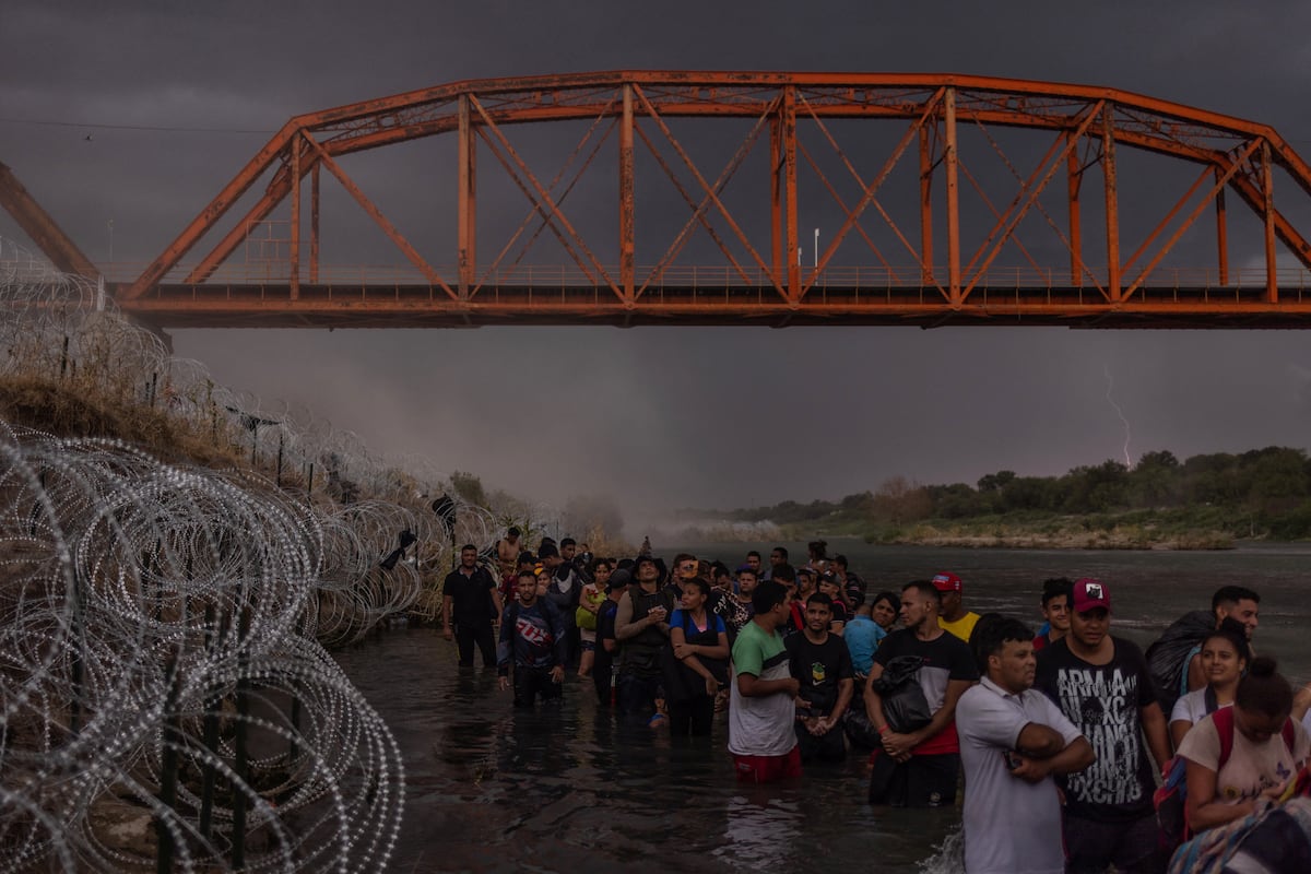 Eagle Pass se declara en estado de emergencia por la llegada de miles ...