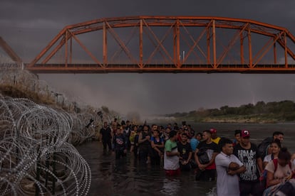 Migrantes se forman para entregarse a las autoridades en el Puente Negro el 15 de septiembre 2023.