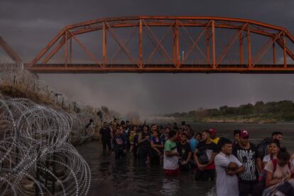 Migrantes se forman para entregarse a las autoridades en el Puente Negro el 15 de septiembre 2023.