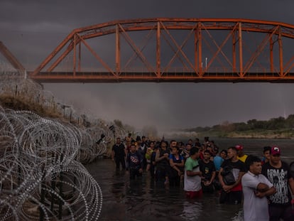 Migrantes se forman para entregarse a las autoridades en el Puente Negro el 15 de septiembre 2023.