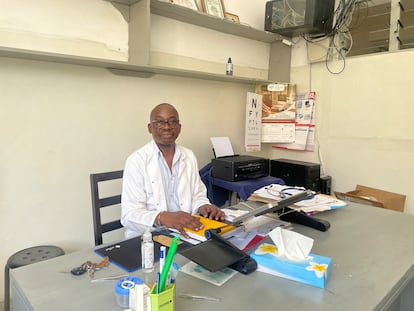 El doctor Eugene Erulu, que se niega a utilizar Inoserp en sus pacientes, en su consulta de Watamu, Kenia, en una fotografa de febrero del 2024.