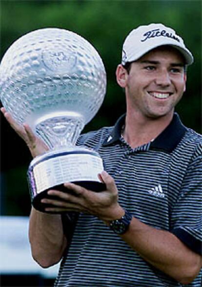 Sergio García posa con el trofeo que le acredita como triunfador en Sun City.