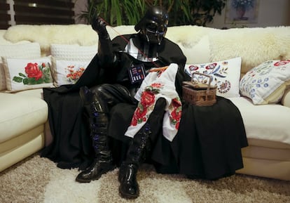 En las películas, Darth Vader se caracteriza por buscar la dominación de las galaxias. Pero este Darth Vader lo que domina son las tareas del hogar. Como en esta imagen, en la que está cosiendo.