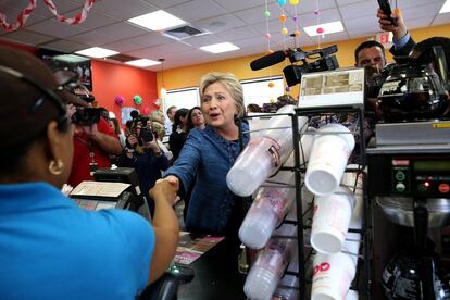 La precandidata demócrata Hillary Clinton visita un local de donuts en West Palm Beach, Florida.