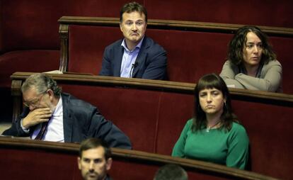 Arriba, el concejal de Movilidad Sostenible, Giuseppe Grezzi, rodeado de ediles de Compromís y el PSPV durante el pleno extraordinario celebrado este jueves en torno a la estafa de la EMT.