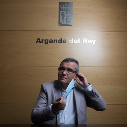 El socialista Guillermo Hita, alcalde de Arganda del Rey, en el saln de plenos del Ayuntamiento.