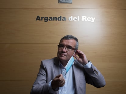 El socialista Guillermo Hita, alcalde de Arganda del Rey, en el salón de plenos del Ayuntamiento.