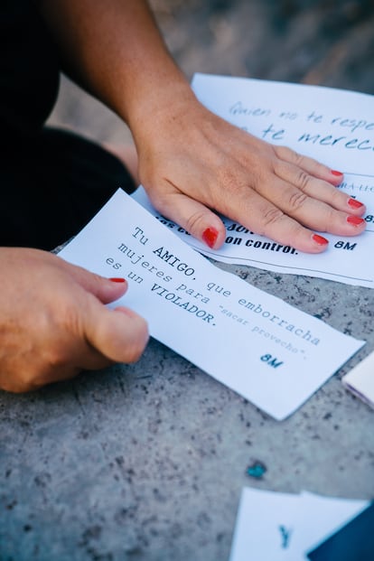 Varias mujeres del grupo Unidas Talamanca comparten los carteles, lemas y folletos que realizan para protestar contra el machismo en la zona.