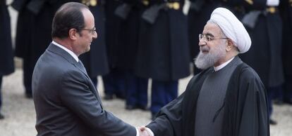 El presidente franc&eacute;s, Fran&ccedil;ois Hollande, a la izquierda, da la bienvenida al presidente iran&iacute;, Has&aacute;n Rohan&iacute;, a su llegada al palacio del El&iacute;seo en Par&iacute;s, (Francia).
 