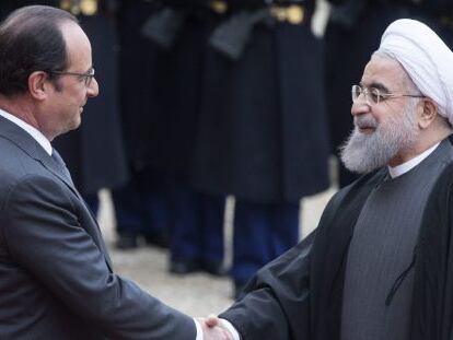 El presidente franc&eacute;s, Fran&ccedil;ois Hollande, a la izquierda, da la bienvenida al presidente iran&iacute;, Has&aacute;n Rohan&iacute;, a su llegada al palacio del El&iacute;seo en Par&iacute;s, (Francia).
 