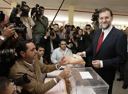 El líder del PP ha acudido hoy a votar junto a su mujer, Elvira Fernández, al Colegio Bernardette de Madrid, en el distrito de Moncloa-Aravaca, donde llegó a las doce del mediodía con el voto ya preparado. Mariano Rajoy ha afirmado que sólo desea que las elecciones "vaya bien", y ha lamentado que en el País Vasco hayan ocurrido "algunos incidentes".