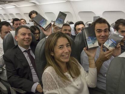 Pasajeros de un vuelo de Iberia que han recibido gratis un Galaxy Note 8.