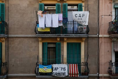 Carteles con la inscripci&oacute;n &quot;Ning&uacute;n piso tur&iacute;stico&quot; en balcones del barrio barcelon&eacute;s de la Barceloneta.