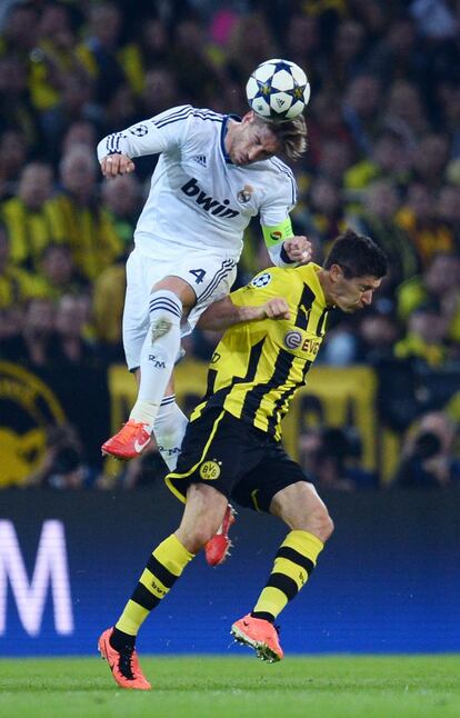 Sergio Ramos salta por encima de Lewandowski.
