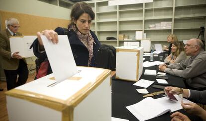 Mònica Sumoy Gete-Alonso, votando ayer en Barcelona.