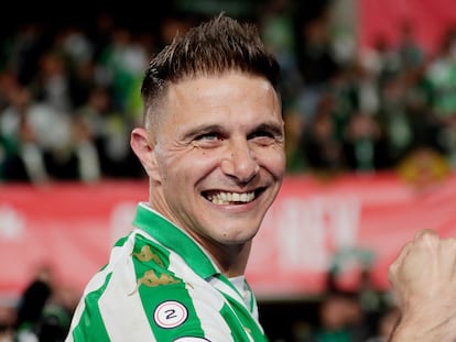 El futbolista del Real Betis Joaquín Sánchez celebra la consecución del título de Copa del Rey el pasado abril.