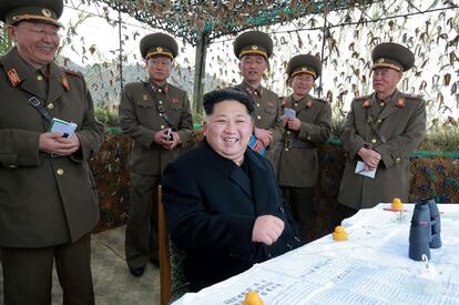 Kim Jong-un en el destacamento de defensa en el islote de Mahap en el condado de Ongjin, Hwanghae del sur. Fotografía sin fechar publicada por la KCNA el 11 de noviembre de 2016.