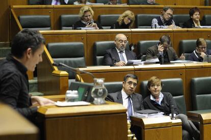 Dani Maestu interviene en la sesión plenaria de ayer del Parlamento vasco.