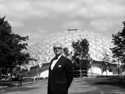 El arquitecto estadounidense Richard Buckminster Fuller (1895 - 1983), en 1960 frente a su domo geodésico.