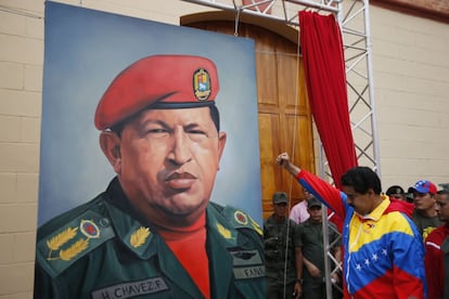 Ciudad Caribia fue levantada hace dos años y en ella viven 1560 familias. Nicolás Maduro, junto a un mural con el rostro de Chávez durante la conmemoración del 21º aniversario del intento de golpe de Estado protagonizado por el fallecido mandatario.