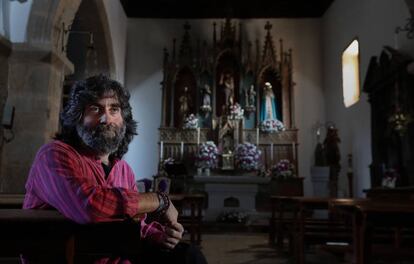 "En el mundo rural no hay que defender la sostenibilidad, sino la justicia social", defiende Teófilo Nieto, cura en 15 pueblos de Aliste. Llegó en 1995 y lo ha visto evolucionar. Mientras avanza por la calle, es capaz de contar las casas que ha ido cerrando. El año pasado, 50 entierros frente a 13 bautizos. "De ellos, solo un niño vivirá aquí", dice. Confía en que la solución llegará. Cree en las posibilidades de David contra Goliat. Y cita a José Antonio Labordeta: "Ni tú, ni yo, ni el otro lo lleguemos a ver, pero habrá que empujarlo para que pueda ser".