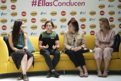 De izquierda a derecha, Inma Martín (Ayuda en Acción), la piloto Ana Carrasco, Patricia Suárez (Midas) y María José Aparicio (DGT).