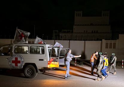 Dos de los menores retenidos por Hamás son liberados y entregados por los milicianos a la Cruz Roja para su traslado a Israel, el lunes por la noche, en la ciudad de Gaza.