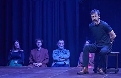Israel Elejalde, en primer término, durante una función de 'Lo fingido verdadero', que se representa estos días en el Teatro de la Comedia.