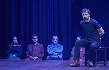 Israel Elejalde, en primer término, durante una función de 'Lo fingido verdadero', que se representa estos días en el Teatro de la Comedia.