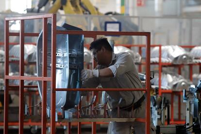 Un trabajador de una planta automotriz en México, en una imagen de archivo.