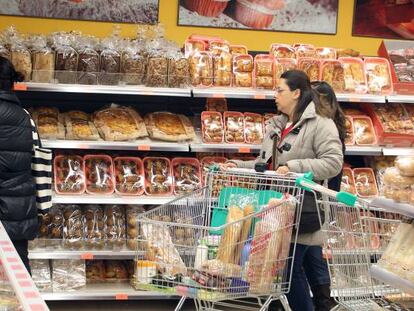 Clientes dentro de un supermercado Mercadona