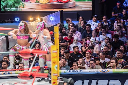 Asistir a las luchas de la arena México. 