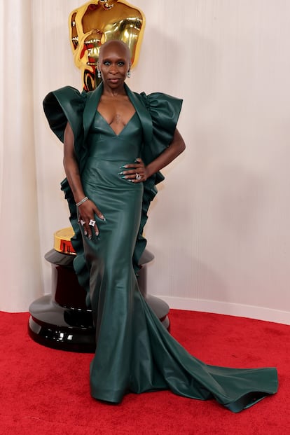 Cynthia Erivo, espectacular de cuero verde con este estilismo de Louis Vuitton.