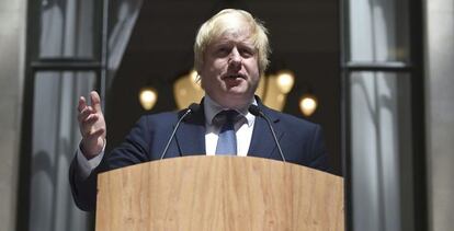 El Ministro de Exteriores británico Boris Johnson se dirige al personal dentro del ministerio.