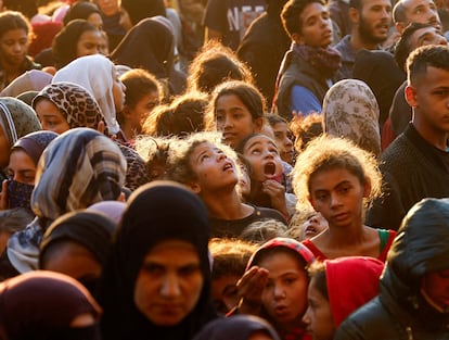 Unos gazatíes esperaban la entrega de ayuda humanitaria, el 28 de octubre en Jan Yunis.