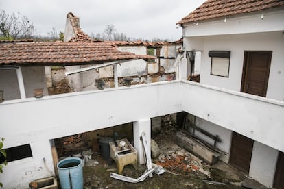 Vivienda devastada y con huellas del incendio de junio de 2018 en Nodeirinho.