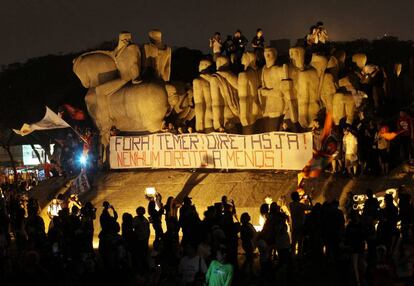 Manifestantes no Monumento às Bandeiras, já no final do ato deste domingo.