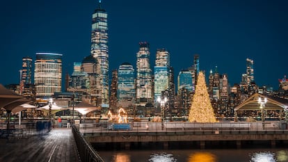 Vista de Manhattan desde Nueva Jersey, con un árbol navideño iluminado en primer plano.