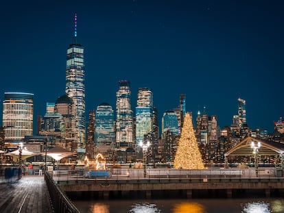 Vista de Manhattan desde Nueva Jersey, con un árbol navideño iluminado en primer plano.