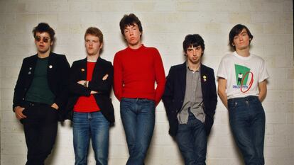 The Undertones en un retrato de grupo en Amsterdam, Países Bajos, 1978. De izquierda a derecha: Damian O'Neill, Billy Doherty, Michael Bradley, John O'Neill, y Feargal Sharkey.