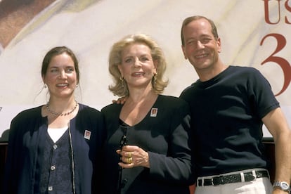 Lauren Bacall entre sus dos hijos, Leslie y Stephen, en una imagen tomada en 1997.