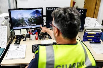 Un agente del GIAT de Madrid investiga un accidente ocurrido en Collado Villalba (Madrid).