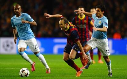 Iniesta trata de escaparse de Navas.