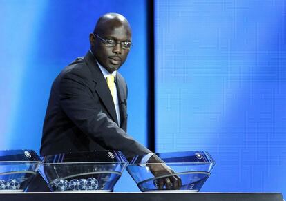 El exfutbolista George Weah coge una de las bolas del sorteo de grupos.