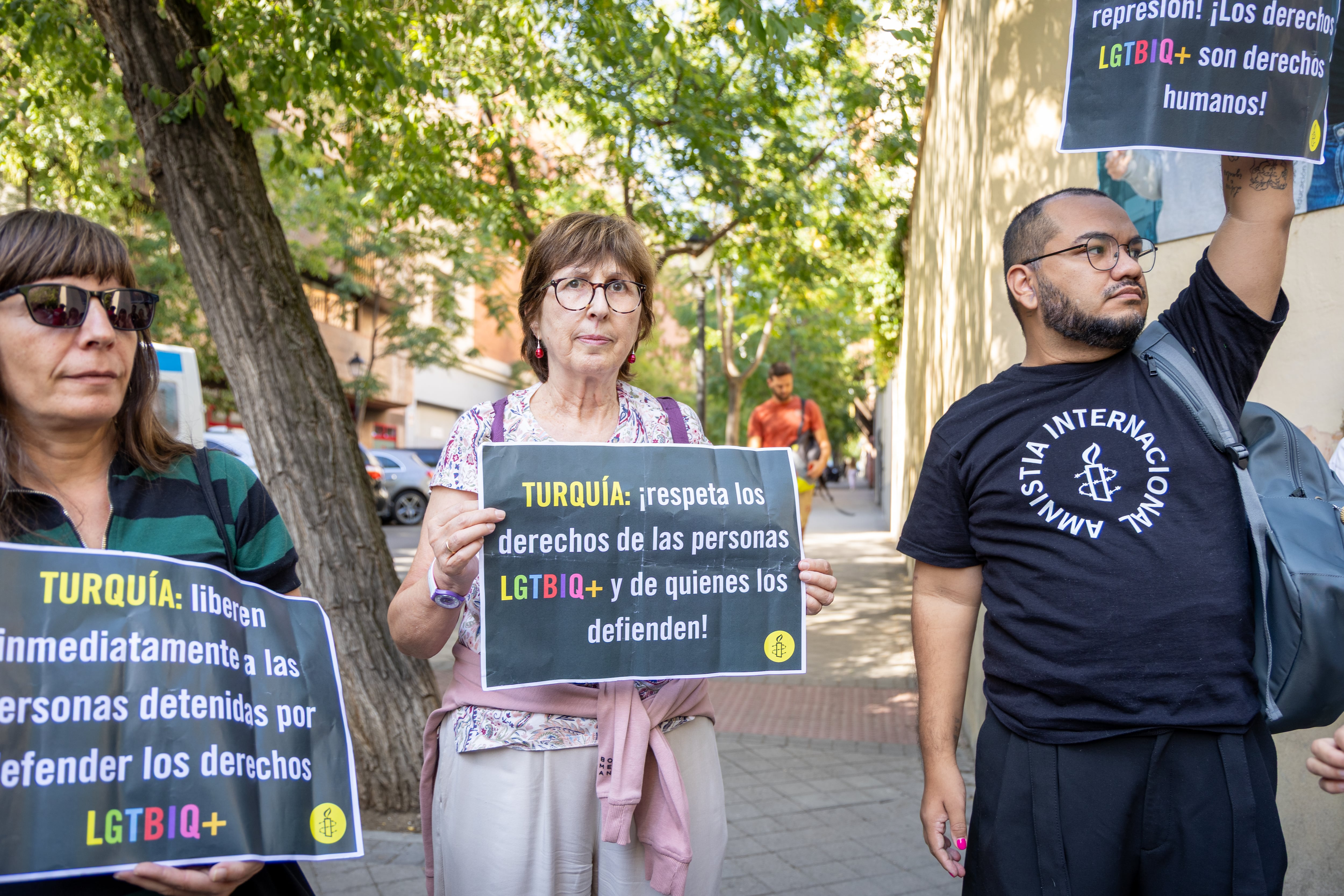Varios manifestantes, este viernes frente a la Embajada de Turquía en Madrid. 