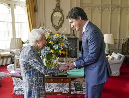 La monarca, que ha mantenido este lunes una reunión con el primer ministro de Canadá, Justin Trudeau, no regresará a la que ha sido la sede oficial de la monarquía británica desde 1837, sino que permanecerá en el castillo de Windsor.